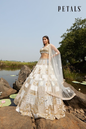 best ladies dress shops in pune Best ladies wear collection in Pune City On Laxmi Road, ., Shop Everything From Ghagra, OnePeice, Indo-Western, Kurtis, Jeans, Plazzo and Sarees, ., Call on: +91 84466 55888, 020 2444 0707, .,